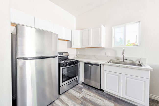 Building Photo - 207 W Cypress Ave