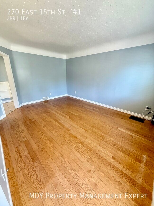 Photo du bâtiment - Welcome home to this charming upper unit!