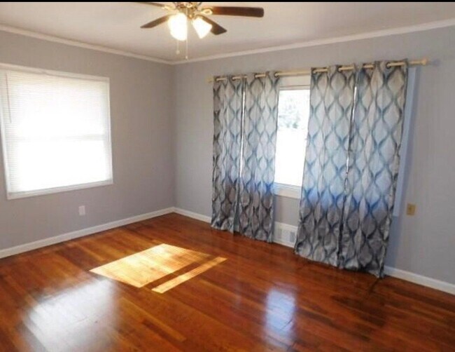 Building Photo - 2521 N Bryan Cir