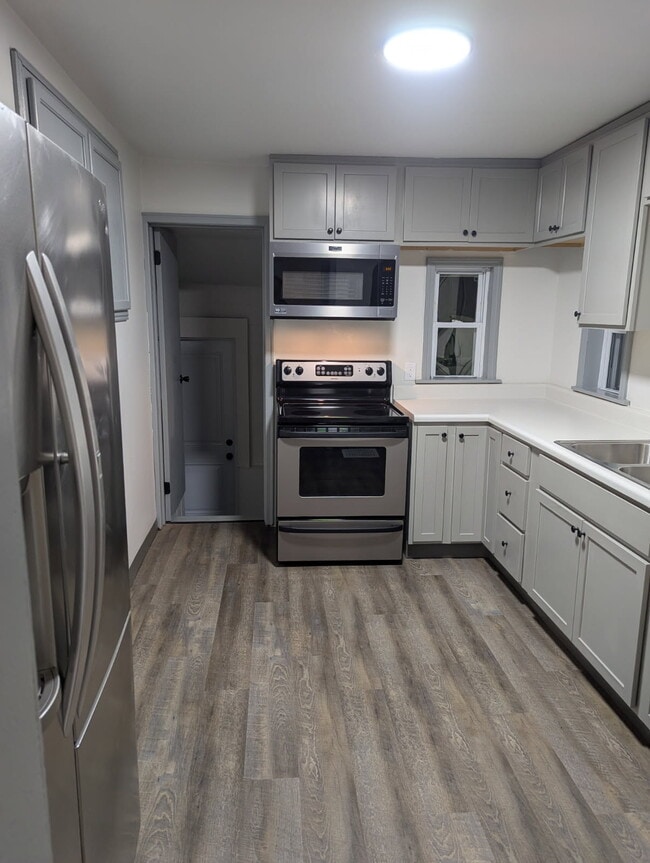 Updated kitchen with stainless steel appliances - 2313 Drake Park Ave