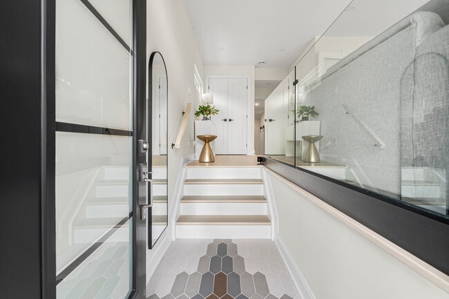 Building Photo - 527 Broadhead Av
