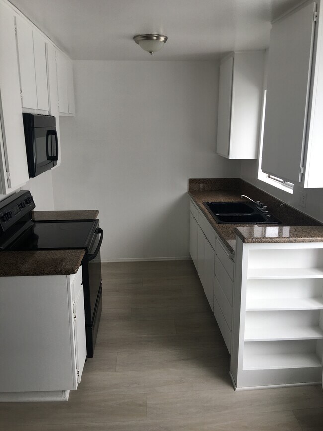 Kitchen - 815 Crenshaw Blvd