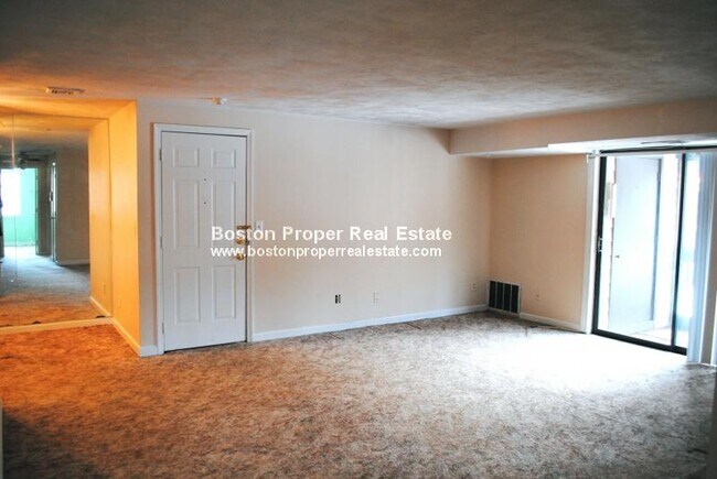 Building Photo - 10 Village Ln