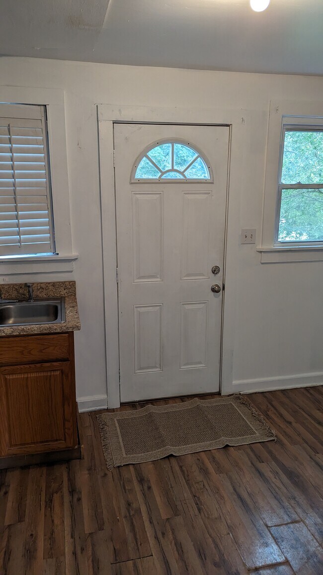 Puerta en la cocina que da al porche trasero. - 1208 Preston St