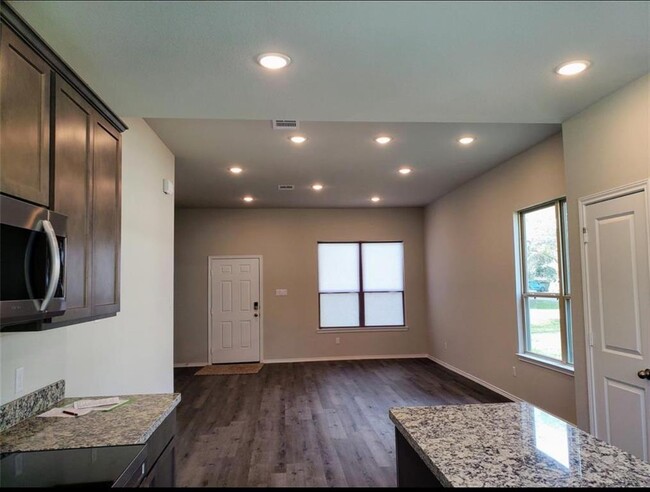 Building Photo - 907 Chickasaw Dr