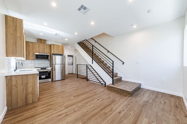 Building Photo - Modern 3BR/3BA Townhome-Style | 1,785 Sq F...