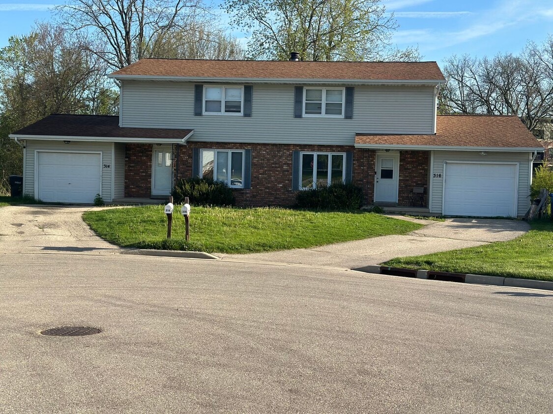 Primary Photo - 314-316 William Cir.