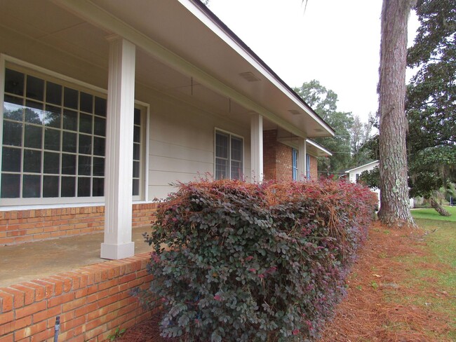 Building Photo - Brick Home in Old Wood Valley