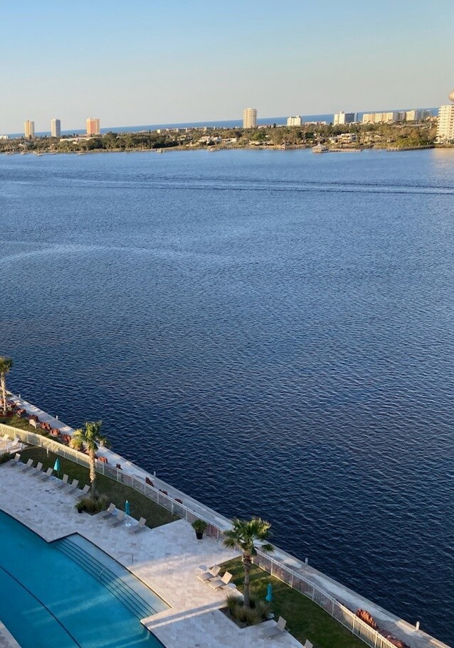 Foto del edificio - 241 Riverside Dr