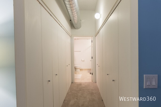 Building Photo - 565 W Quincy-510