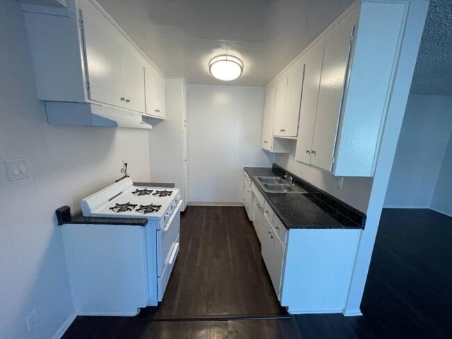Foto del edificio - 1.0 bedroom in Canoga Park California 91304