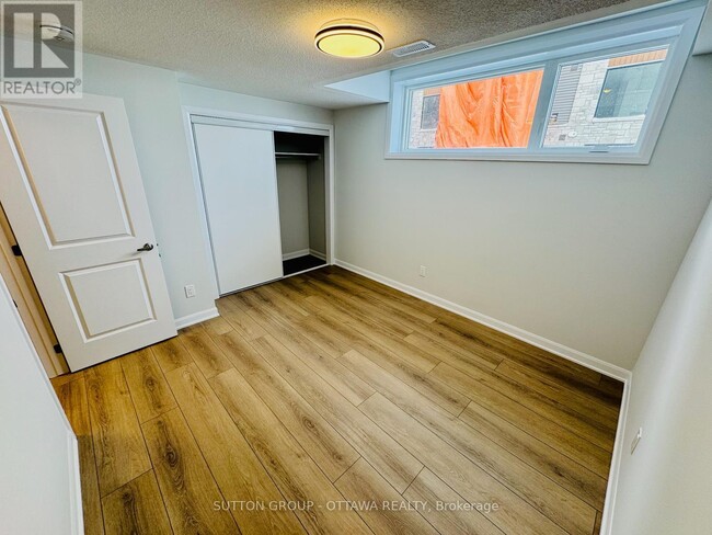 Building Photo - 1501 Creekway Private