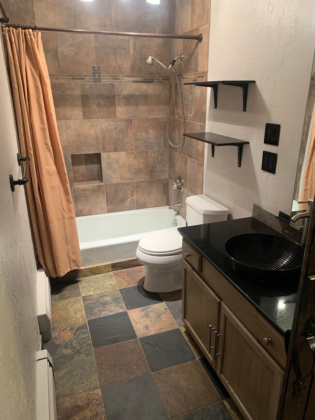 Baño actualizado - 933 Straight Creek Dr