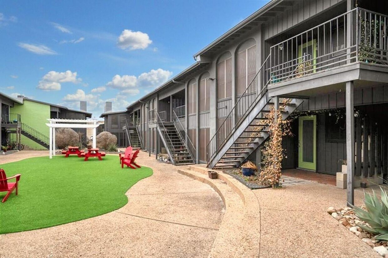 Foto principal - Spacious 2-Bed, 2-Bath First Floor Apartme...