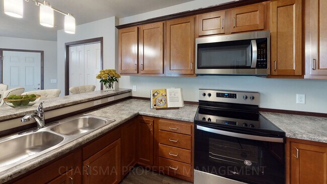Foto del edificio - TOWN HOME WITH INDIVIDUAL ENTRANCE, WALK O...