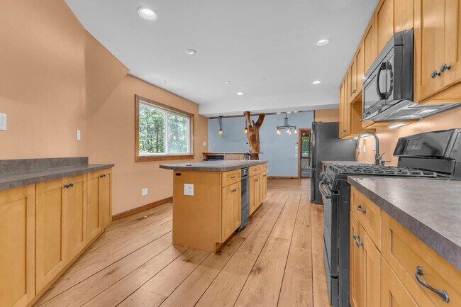 Building Photo - One-of-a-Kind 4 BR Retreat on Nearly 13 Pr...