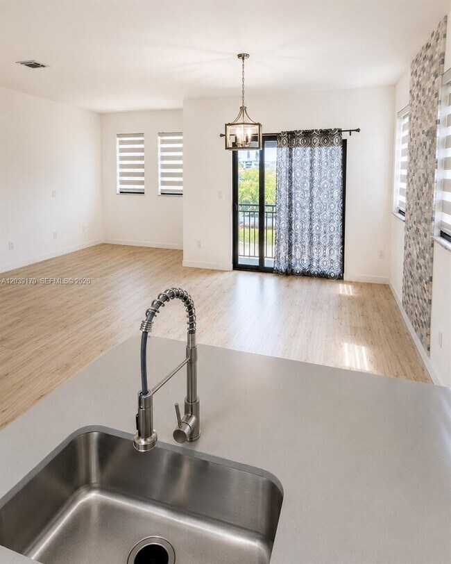 Foto del edificio - 15560 SW 136th St