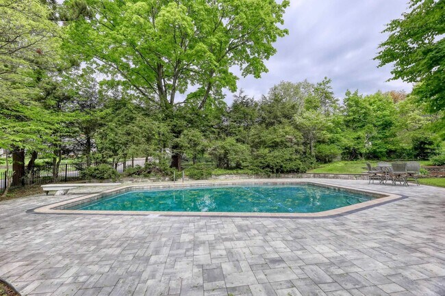 Foto del edificio - 280 Greenway Rd