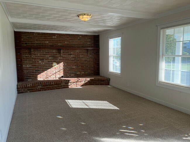 Building Photo - Close to everything! Rambler with fully fi...
