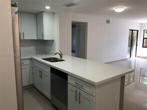 Building Photo - 8883 Fontainebleau Blvd