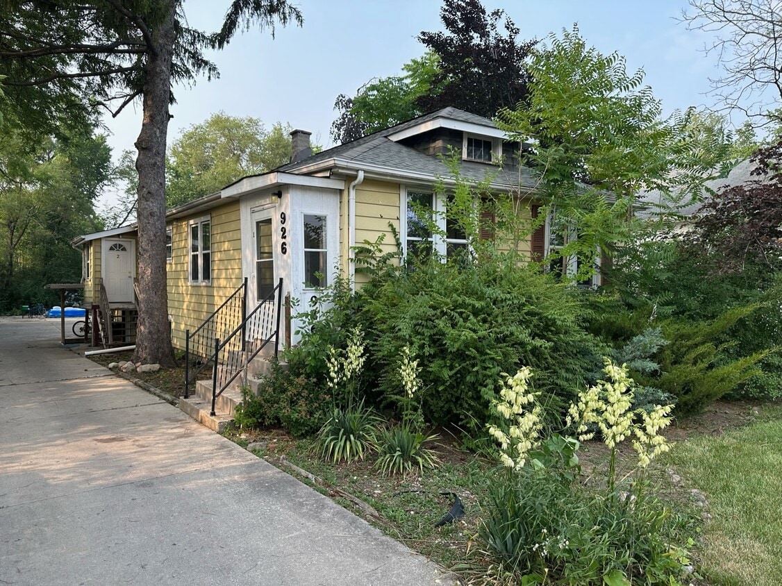 Primary Photo - 926 E St Charles Rd