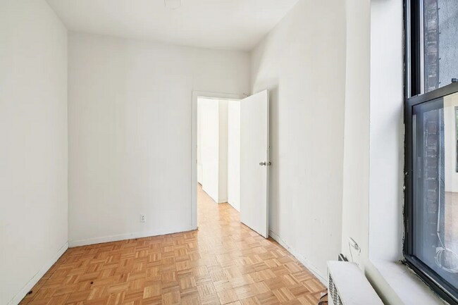 Foto del edificio - 323A E 89th St