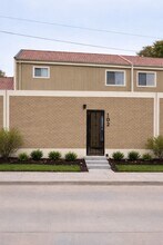 Building Photo - 800 N San Jacinto St