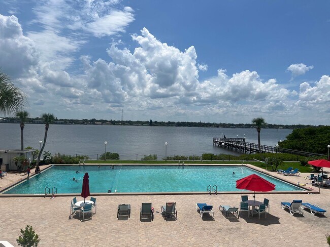 Foto del edificio - Stunning 2 bed 2 bath condo with terrific ...