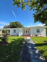 Building Photo - 131 SE Serenata Ct