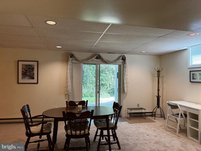 Foto del edificio - 8268 Rippling Branch Rd