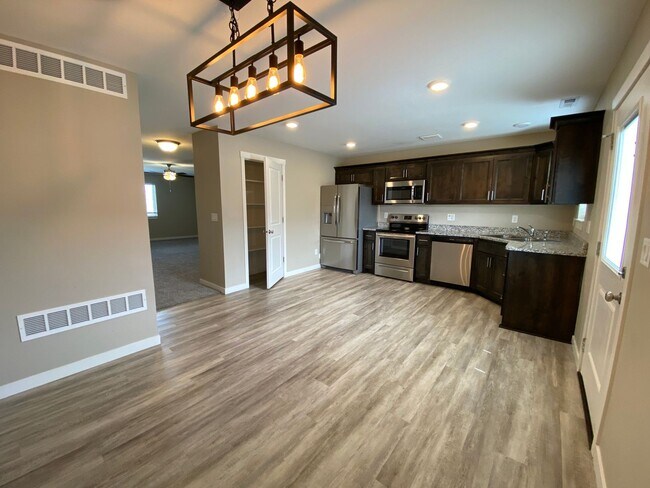 Building Photo - Townhouse