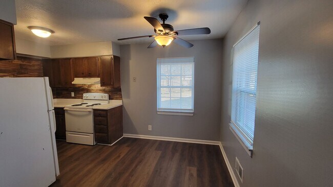 Foto del edificio - 4405 Landside Dr