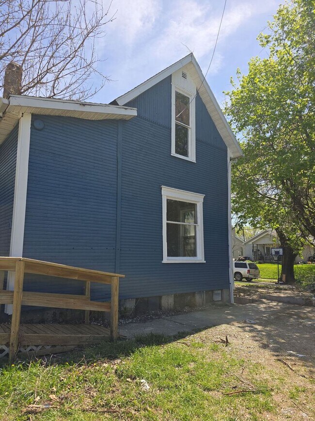 Building Photo - 1210 W Powers St