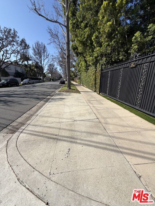 Foto del edificio - 602-6025 N Maple Dr