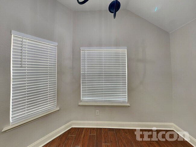 Foto del edificio - 1643 Hillside Dr