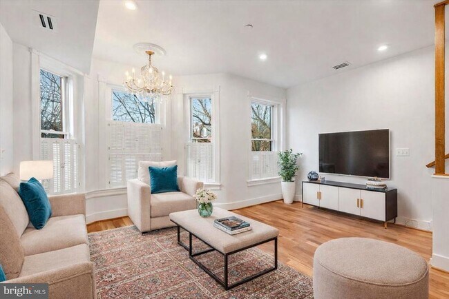 Foto del edificio - 3169 18th St NW