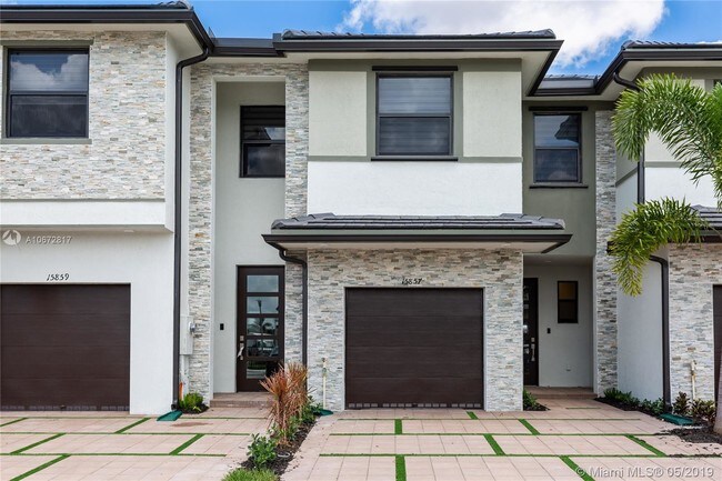 Foto del edificio - 15857 NW 90TH CT  15857 Miami Lakes FL 33018