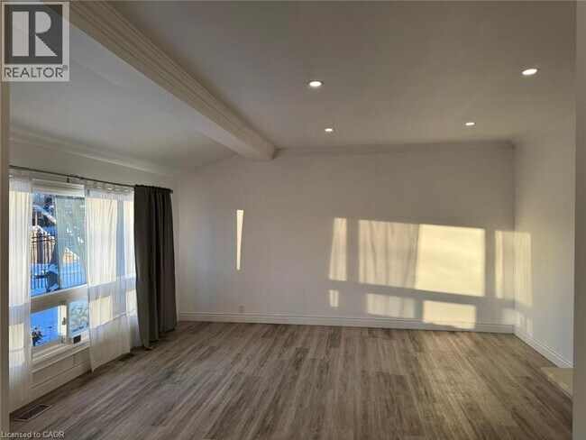 Building Photo - 65 Broadway St W