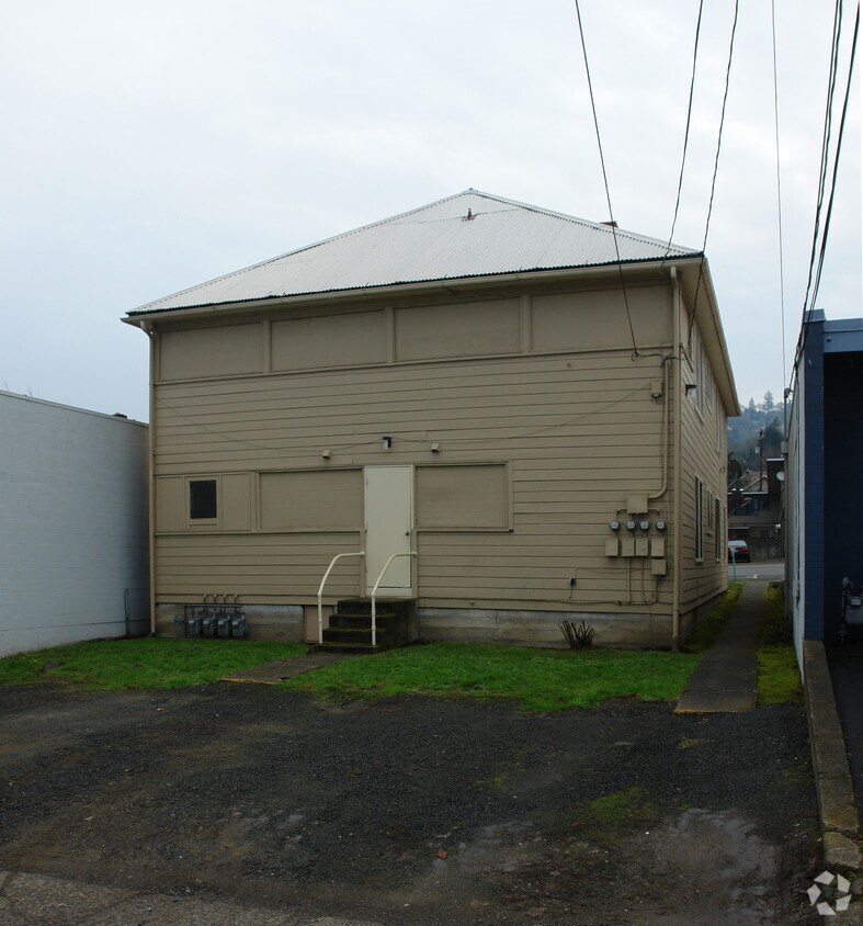 Building Photo - 860 SE Rose St