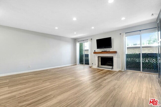 Foto del edificio - 4415 Saugus Ave