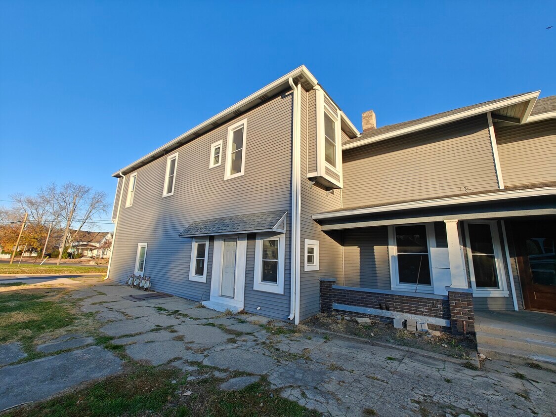 392 W Broadway St, Shelbyville, IN 46176 Condo for Rent in