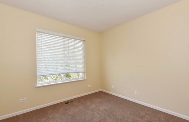 Building Photo - 609 N Lyle Ave