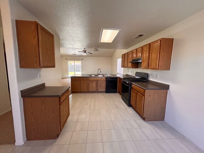 Foto del edificio - Nice home for rent in Tulare!