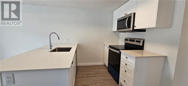 Building Photo - 410 Northfield Dr W