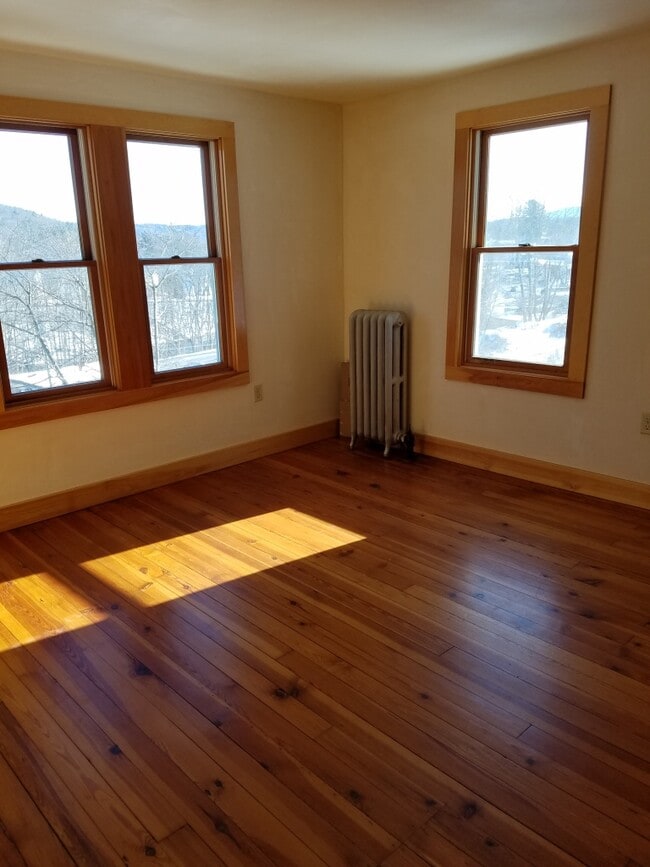 Foto del edificio - 143 Railroad Ave