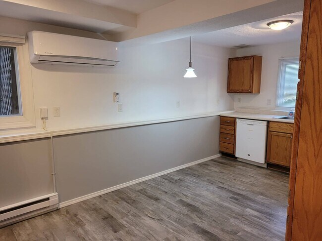 eat in dining area - 1402 Winchell St