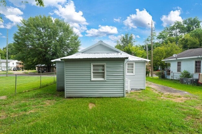 Building Photo - Renovated 2BR home- Move in Ready!