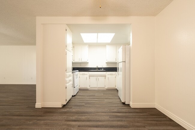 Building Photo - 1130 Meadow Lake Dr