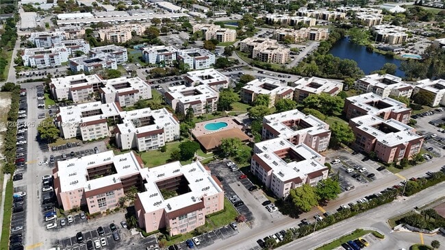 Building Photo - 2861 Somerset Dr