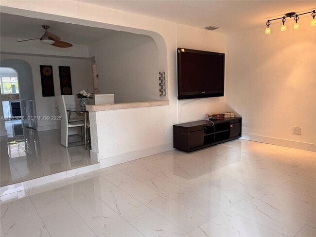 Foto del edificio - 1773 NE 50th St